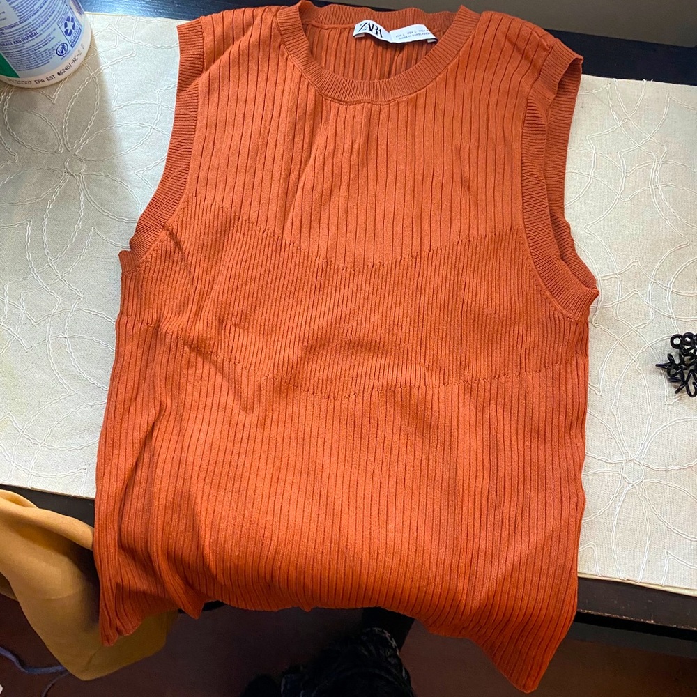 Rust colored no sleeve tank top
